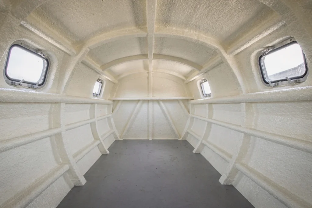 Izolacja jachtu i łodzi pinką PUR